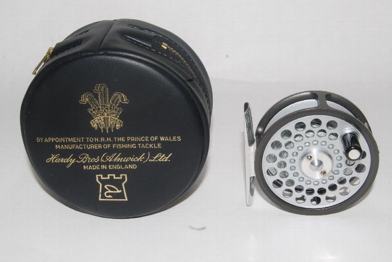 2 1/2" HARDY FLYWEIGHT. 1 Scr. LG. RH/LH. 2 3/8 oz. WF4. In Hardy Black zip case. 2 1/2" HARDY FLYWEIGHT. 1 Scr. LG. RH/LH. 2 3/8 oz. WF4. In Hardy Black zip case.