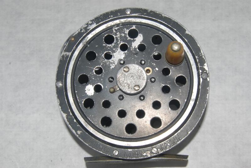 3 5/8 PFLUEGER MEDALIST 1495. RH. 6 oz. Cap. DT-7 + 150. Circa late  1930's. Round LG; Metal Spool Release; Amber knob.